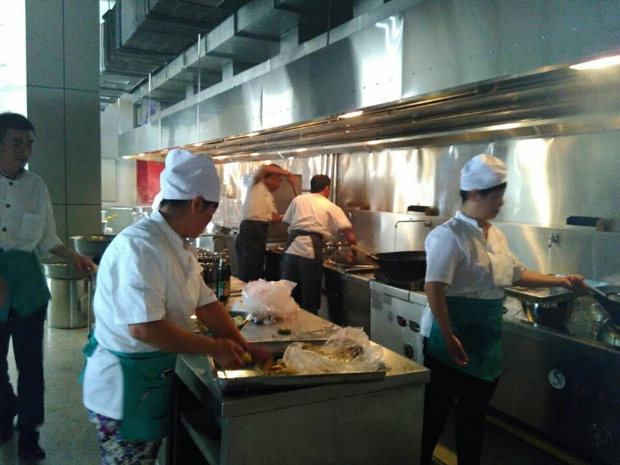 厨师们正在忙碌的工作 厨师们正在忙碌的工作